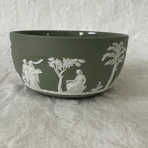 Round Sacrifice Bowl Cream Color on Celadon Green Jasperware Wedgwood 1959 - Picture 2 of 8